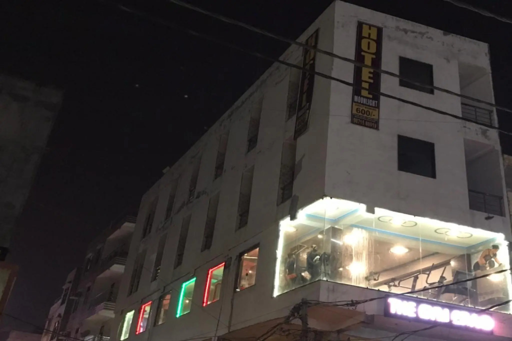 POP 84139 Hotel Moonlight