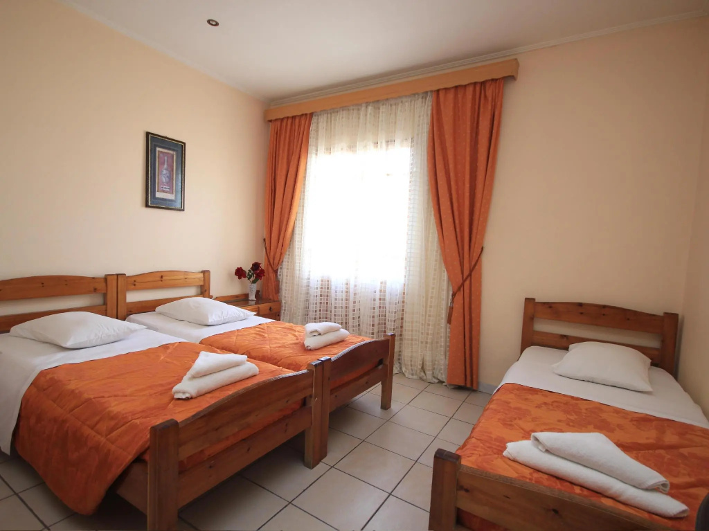 Standard Triple room