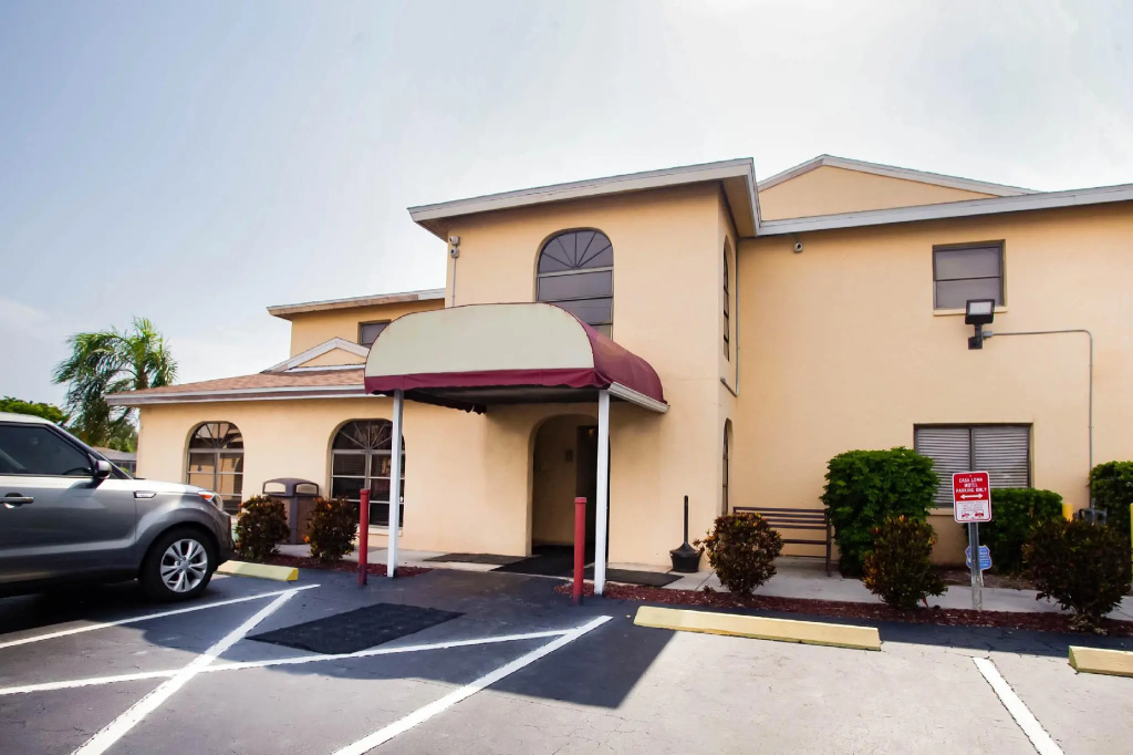 OYO Waterfront Hotel - Cape Coral/Fort Myers, FL
