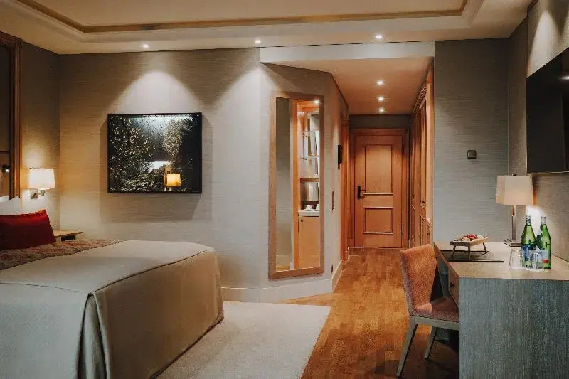 Deluxe room with balcony and with view
