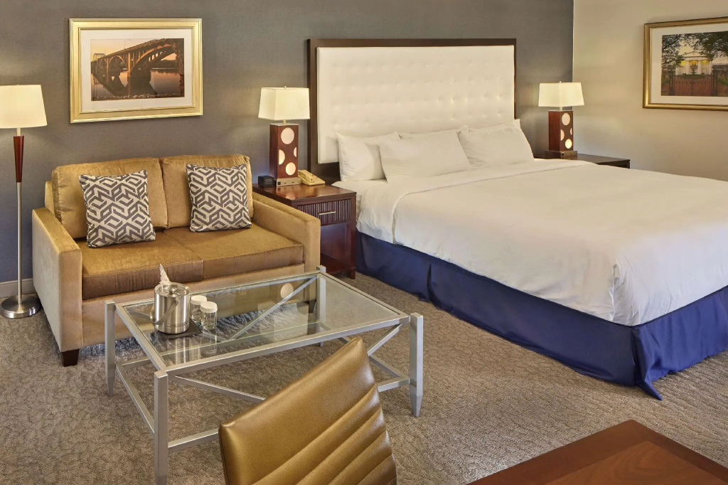 DoubleTree by Hilton Little Rock Room Type - 1 KING BED NONSMOKING