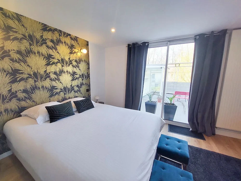 Deluxe Double room (full double bed)