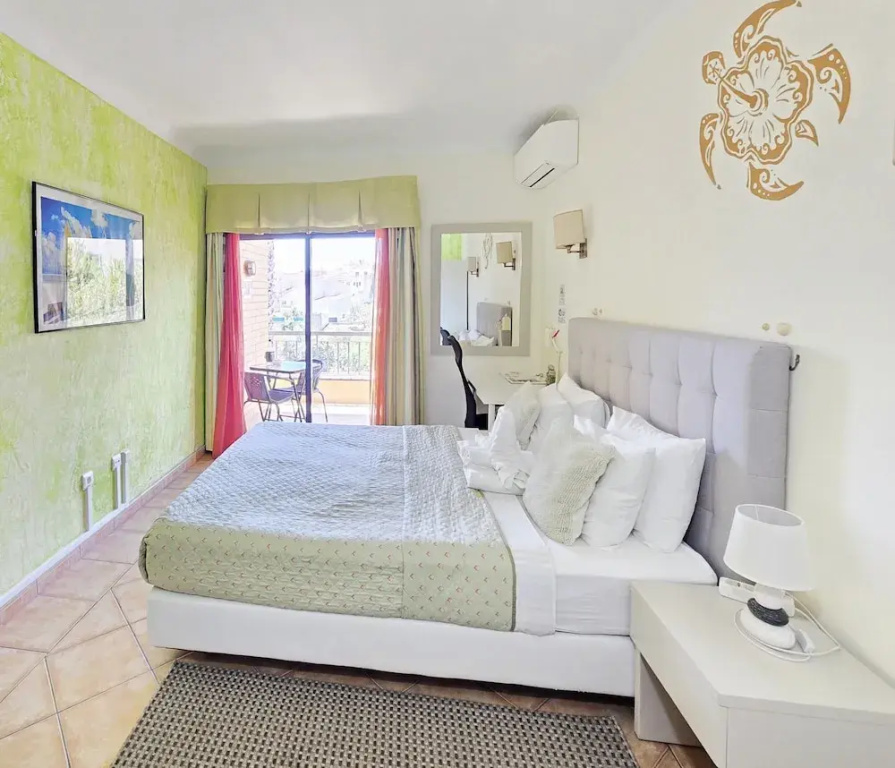 Superior Double room with city view (full double bed)