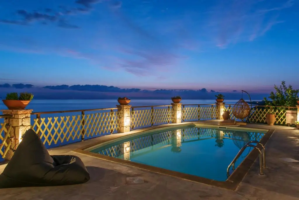 2 Bedrooms Villa