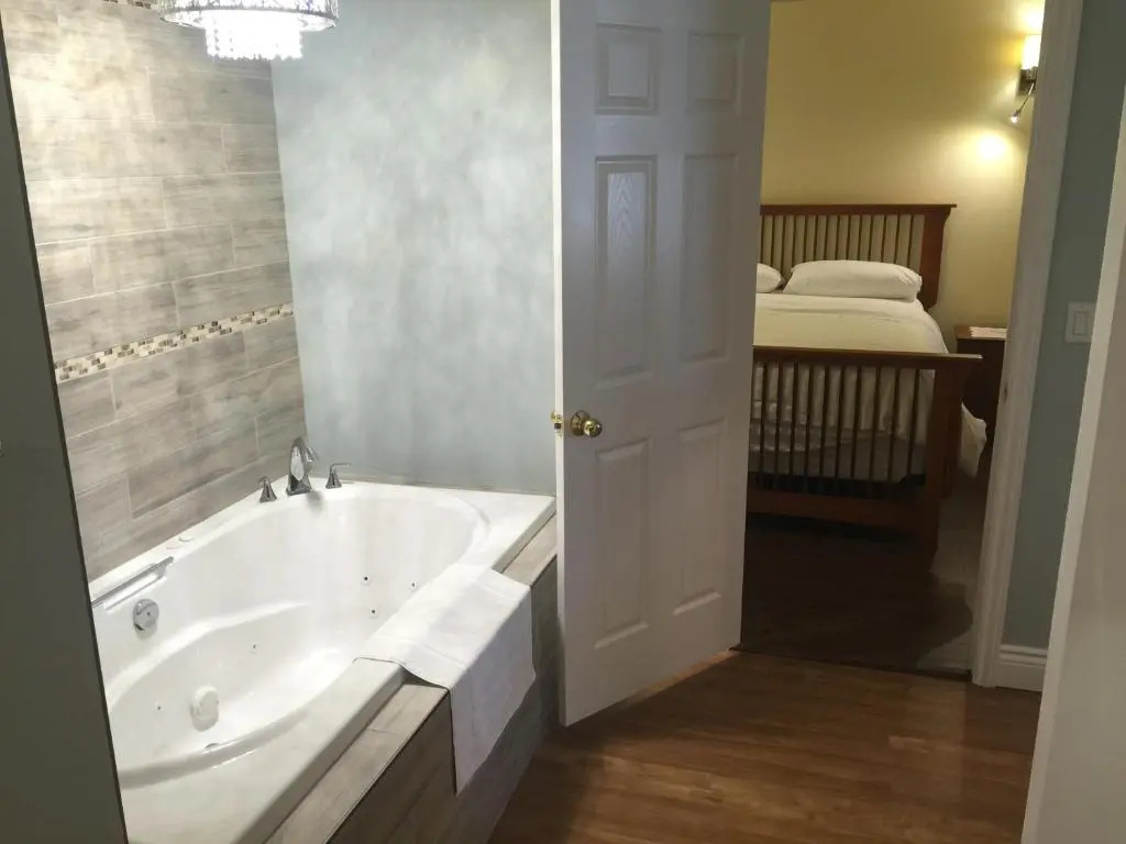 Deluxe Double Suite (full double bed)