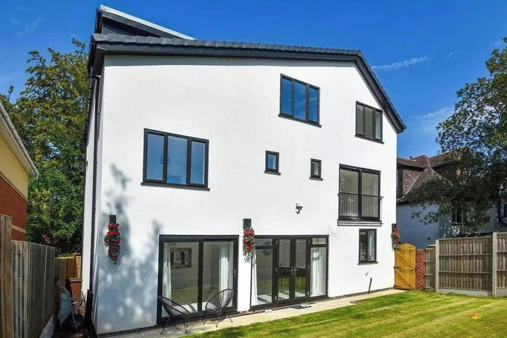 8 Bedroom House Sleeps 20 - Private Garden