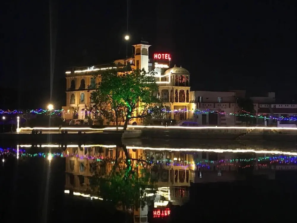 Hotel Vishalas The Raj Kesar Regency