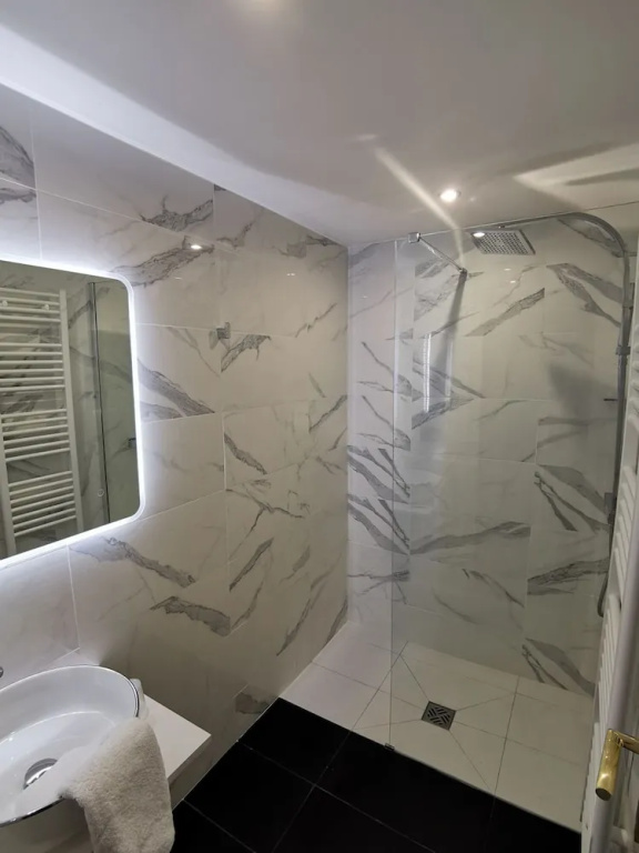 Deluxe Double room (full double bed)