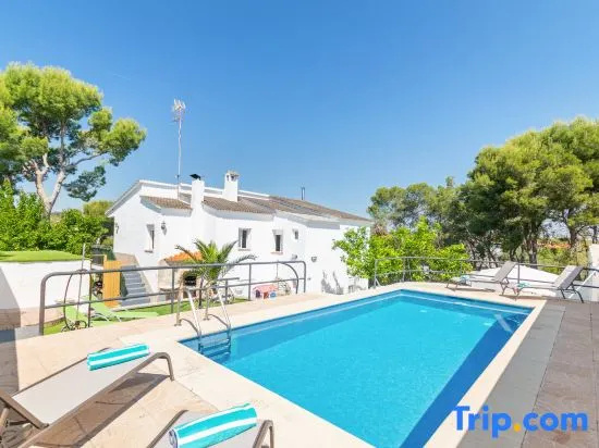 Villa con Piscina Privada y Vistas al Garraf