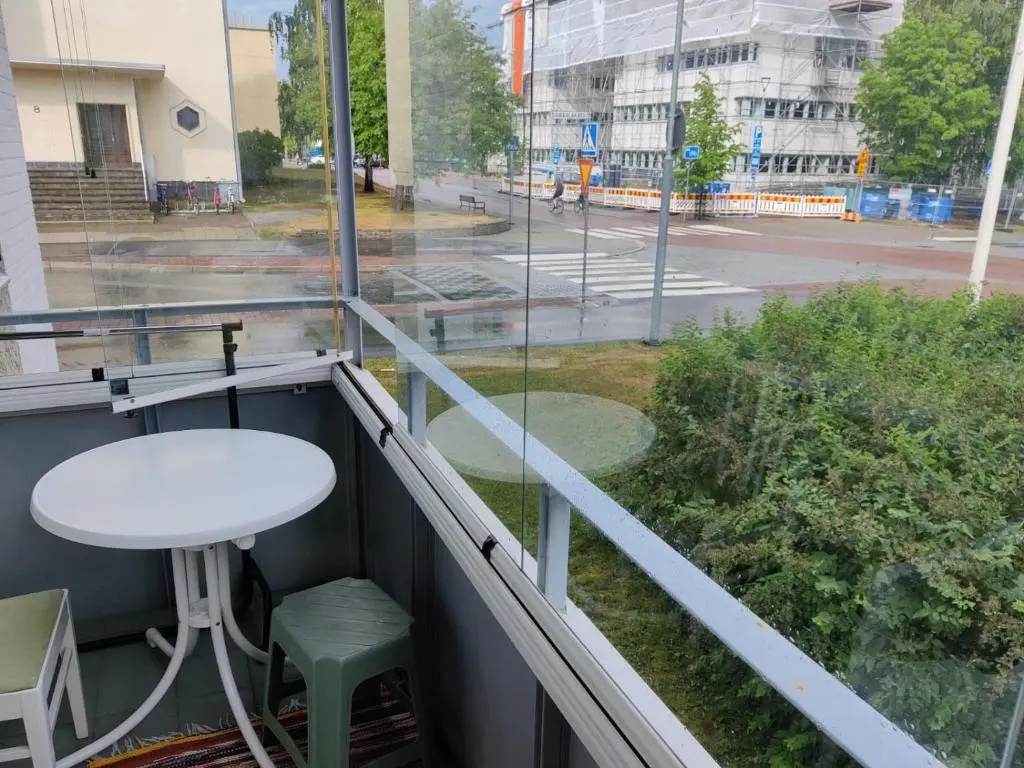 Joensuu city center, WIFI internet, prime location heart of center, Big 69 sq apartment, free parking, king bed, electric car station, beautiful, relaxing, fully furnished, Big TV 55', 2 bedroom and one big living hall room — фото 5