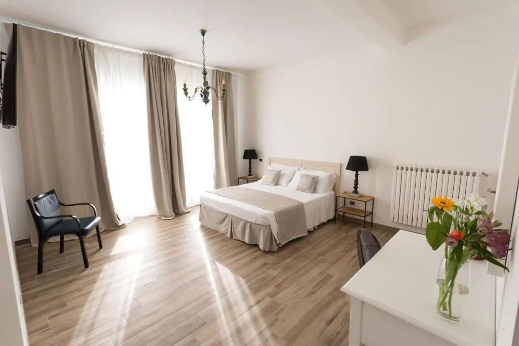 Deluxe Double room (full double bed)