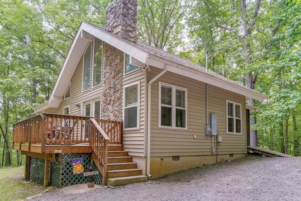 Cabin w/ Deck & Screened-in Porch in New Market!