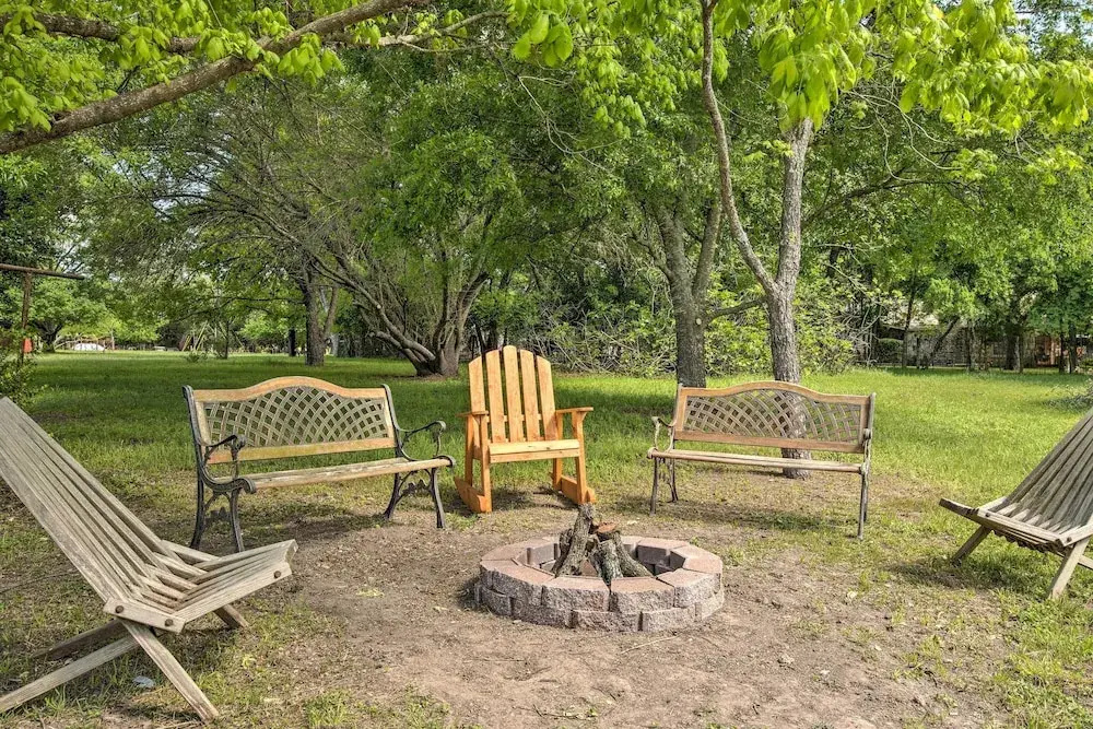 Betty B's River House < 1 Mi to Blanco State Park!