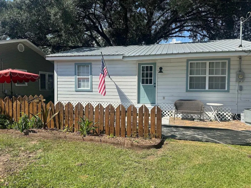 Friendly Home Near Downtown UL - Fenced Yard