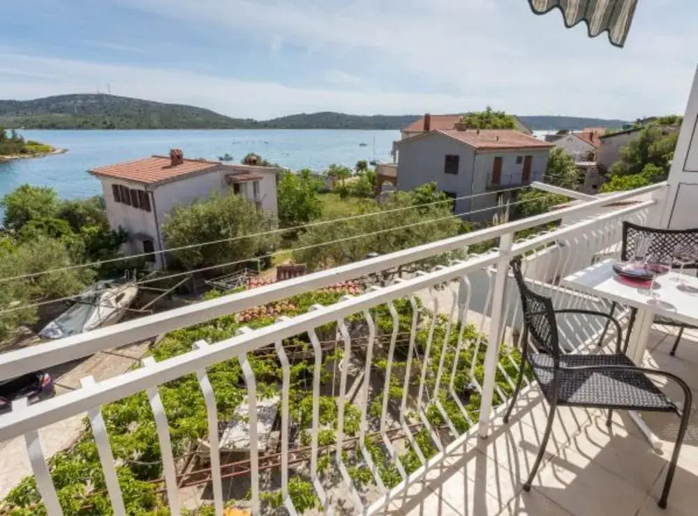 Cozy Seaview Retreat A & M Apartments