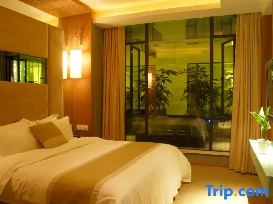 Executive Suite with garden view