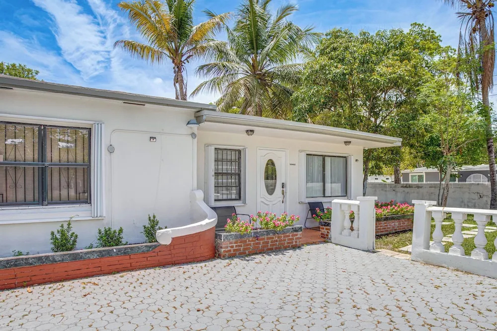 Sunny Pool Days! North Miami Home Base Near Beach