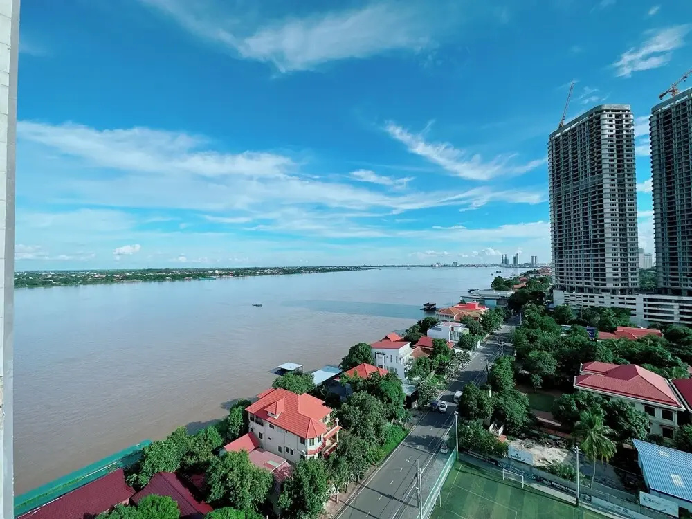 4 Bedrooms Apartment with river view