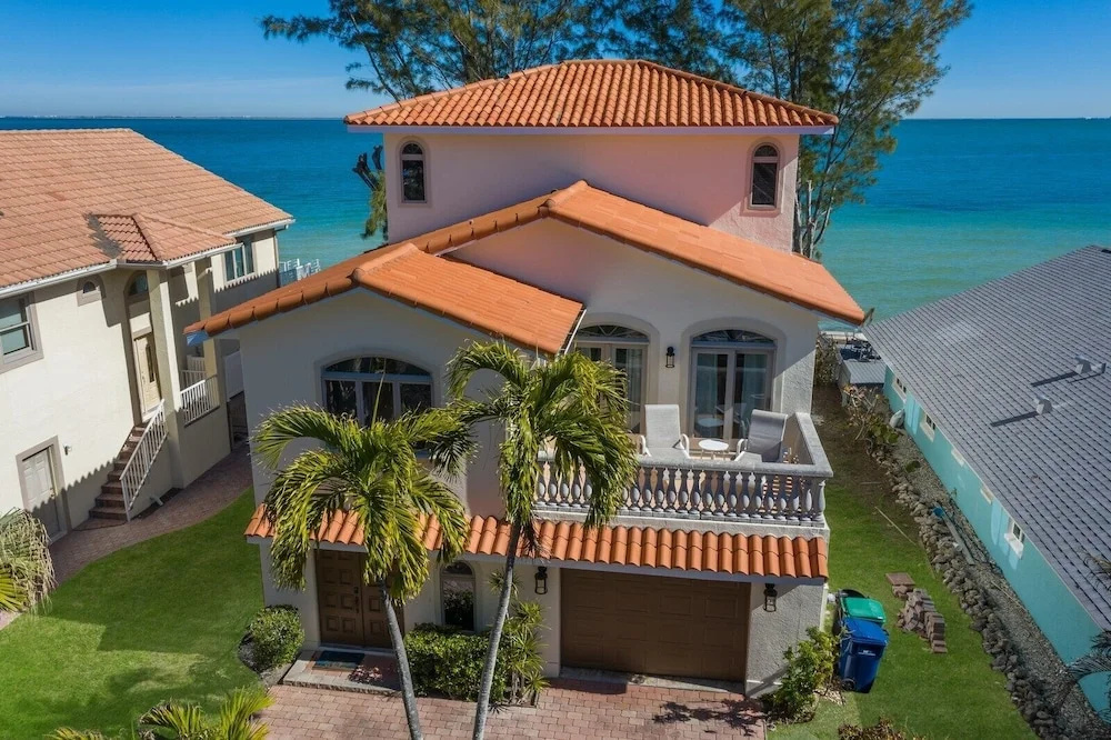 Dolphins Run 3 Bedroom Home by RedAwning