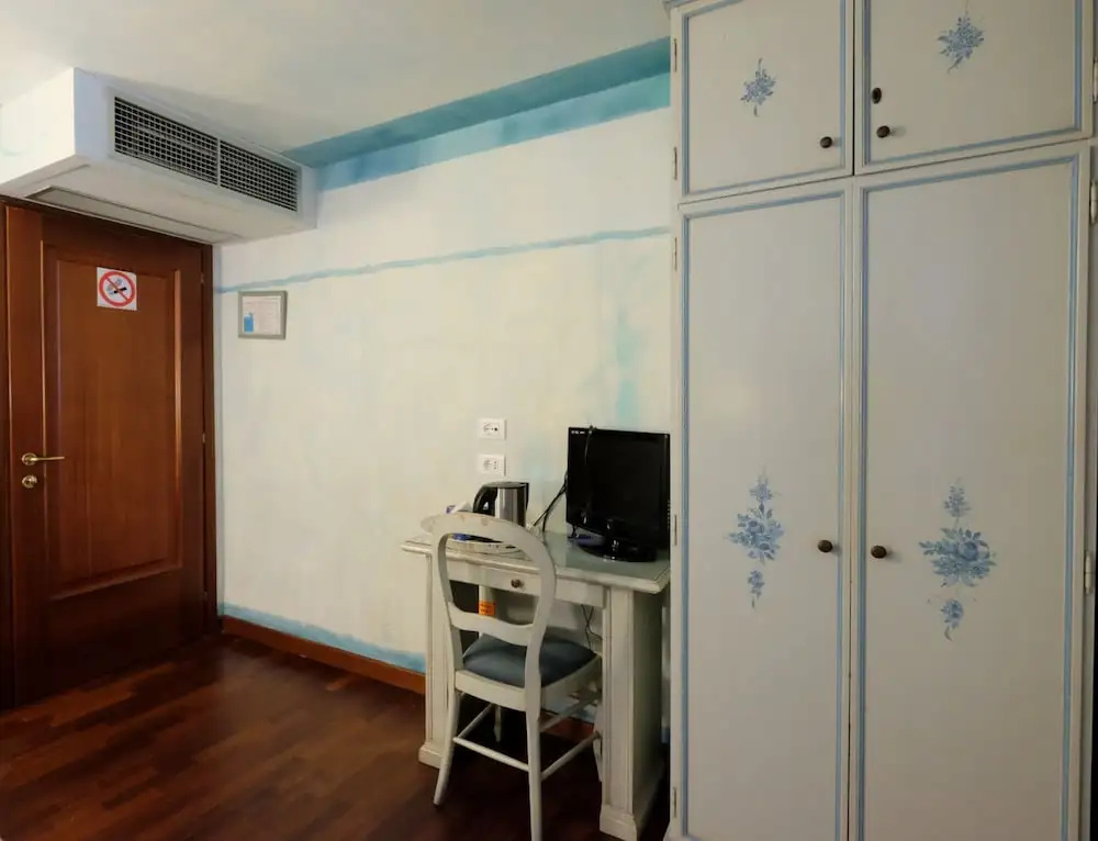 2 Bedrooms Standard Family room with city view