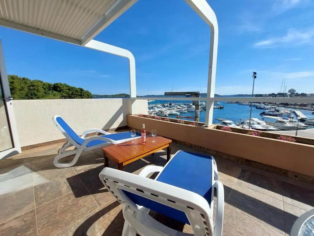 Deluxe Double room with balcony and with sea view full double bed