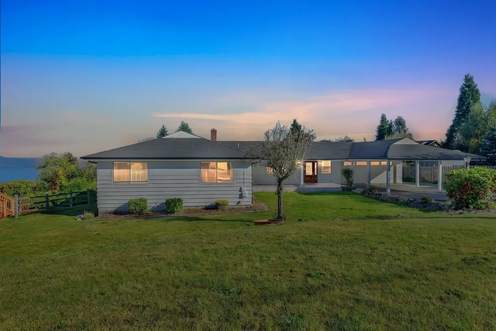 Relaxing Coastal Escape With Ocean Views 5 Bedroom Home