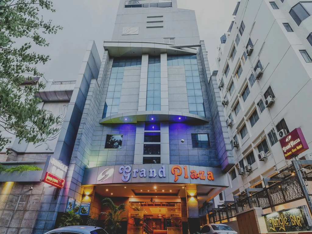 Super OYO Capital O 37664 Hotel Grand Plaza