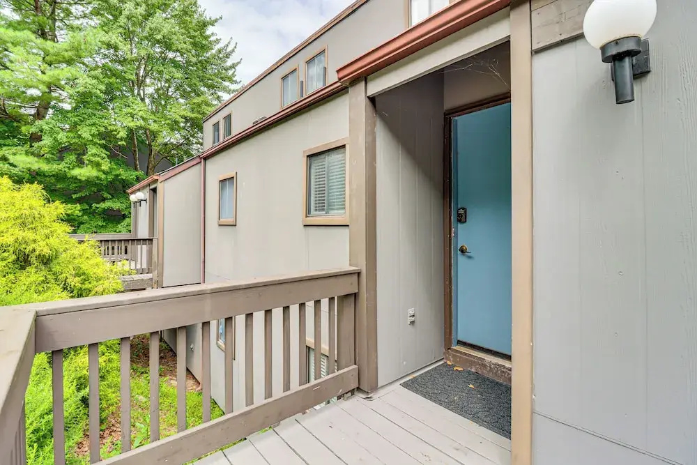 Modern Mountain Escape in Poconos: Walk to Slopes!