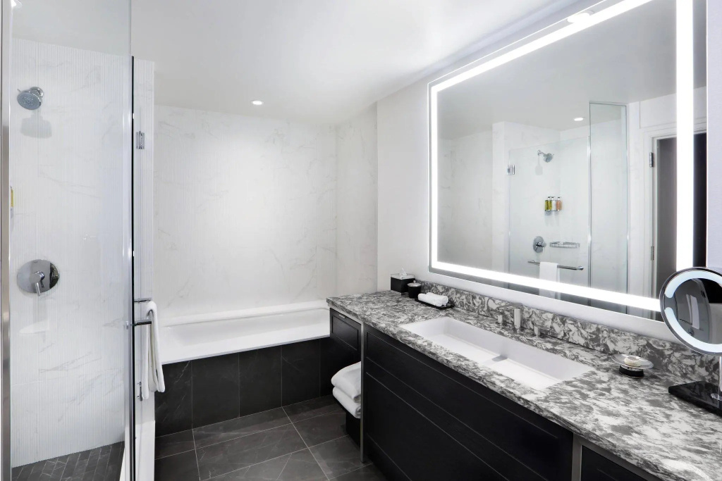 Deluxe Double room (full double bed)