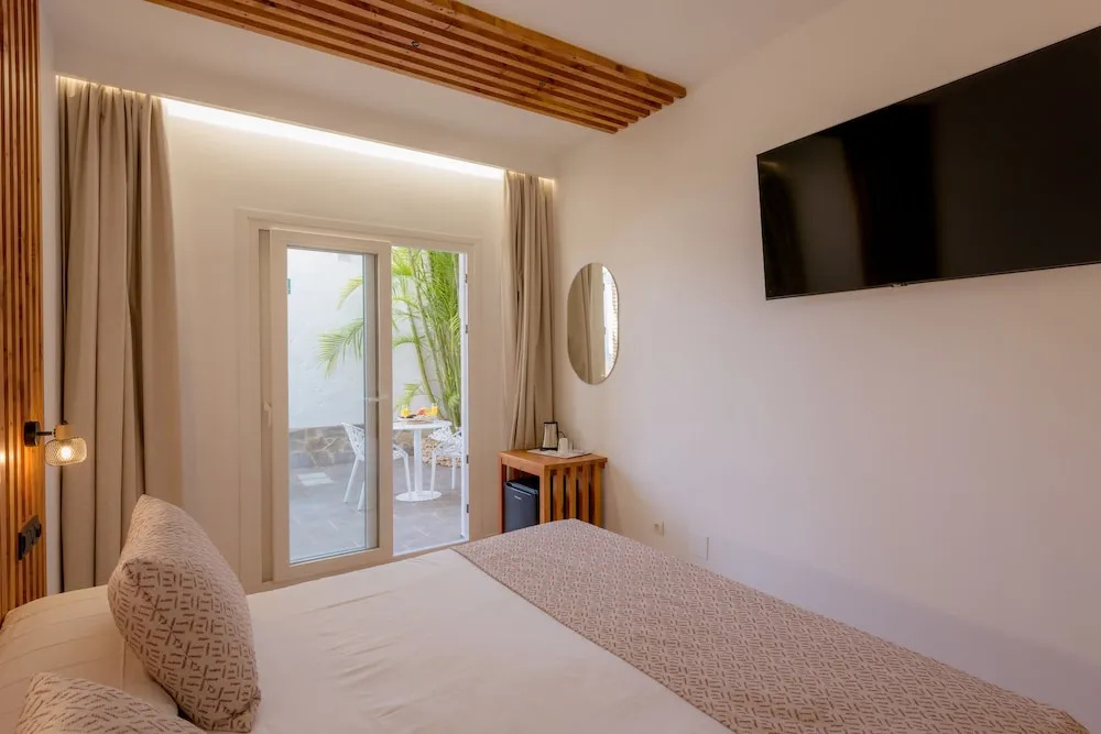 Deluxe Double room with pool view (full double bed)