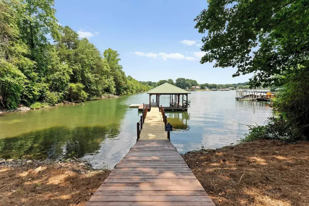 Lake Days by Avantstay Hot Tub + Firepit + Game Room & Private Dock Access