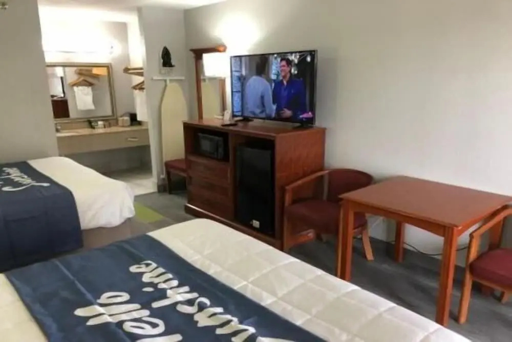 Days Inn by Wyndham Shorter — 5