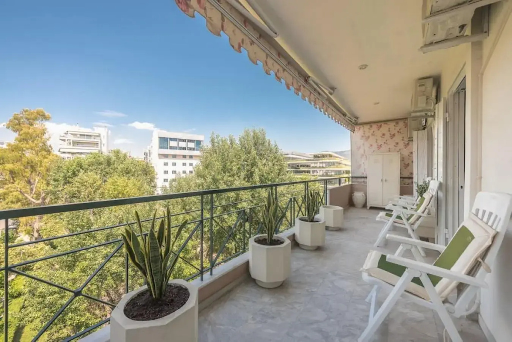 Central 3BR Apartment Next to Panormou Metro!