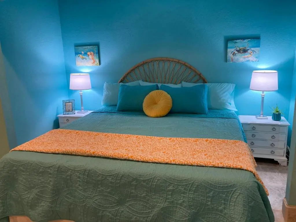 3Gulls Inn Ozona-Boutique Hotel-Steps from Restaurants & Brewery-SwimSpa Pool-Pet Friendly