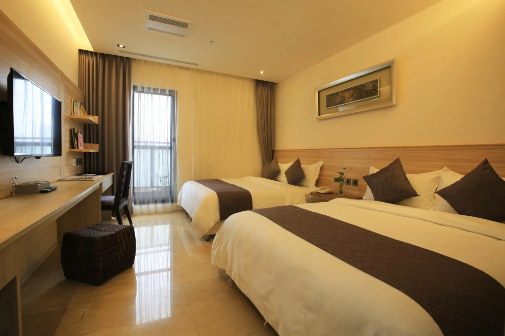 Deluxe Quadruple room with city view