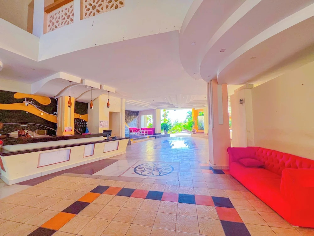 Sea Breeze Beachfront Apartments - фото 2