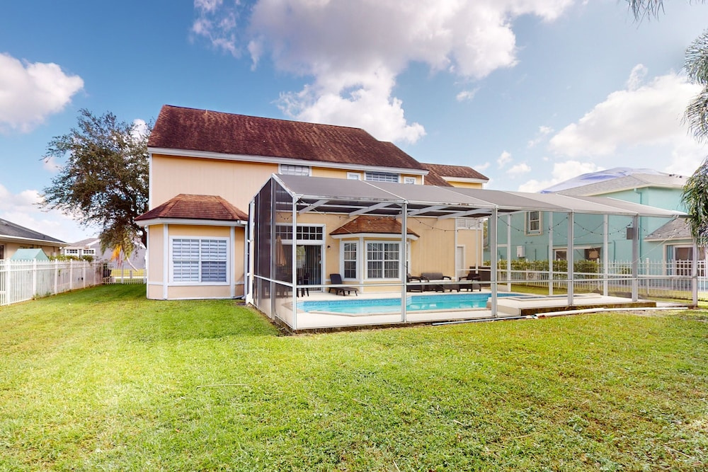 Easy-to-reach Home With Private Screened Pool, Lanai, & AC - Snowbird-friendly