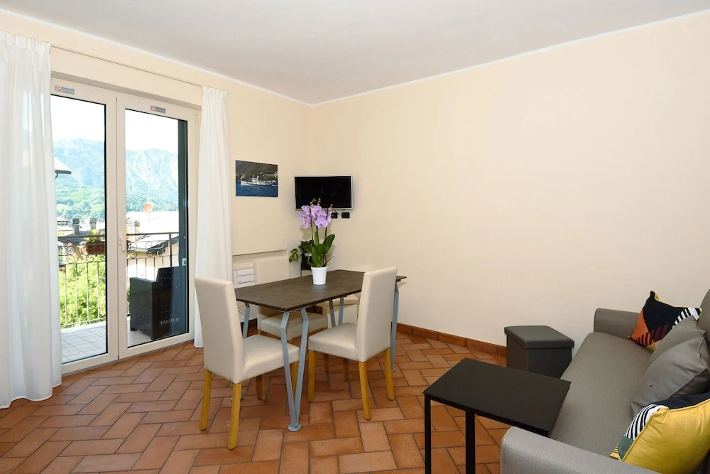 2 Bedrooms Apartment with mountain view