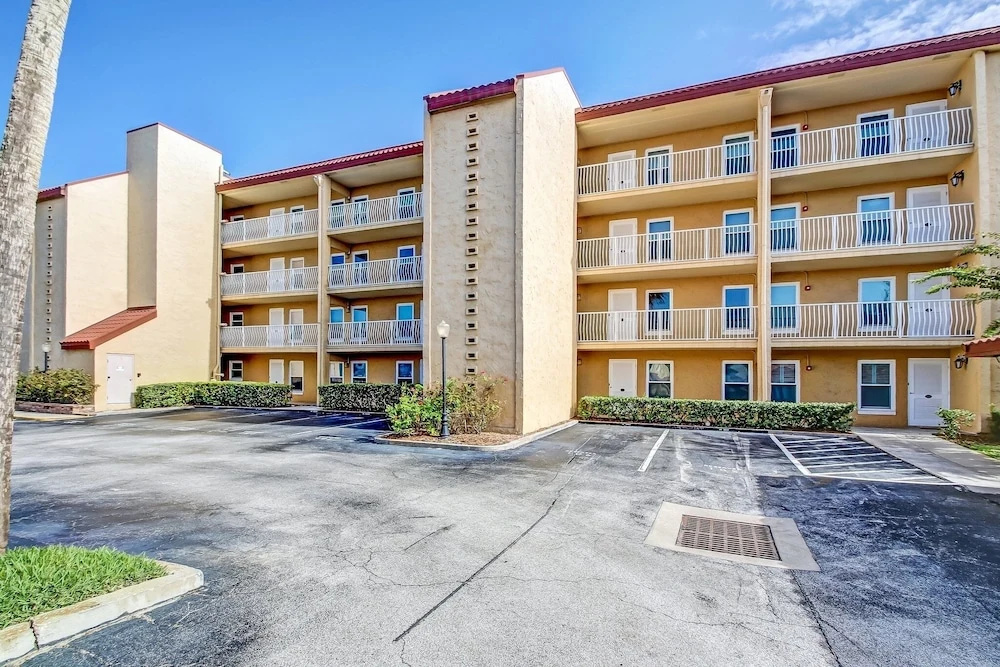 Ocean View Condo, Easy Acces to the Pool and Private Walkway to the Beach by RedAwning