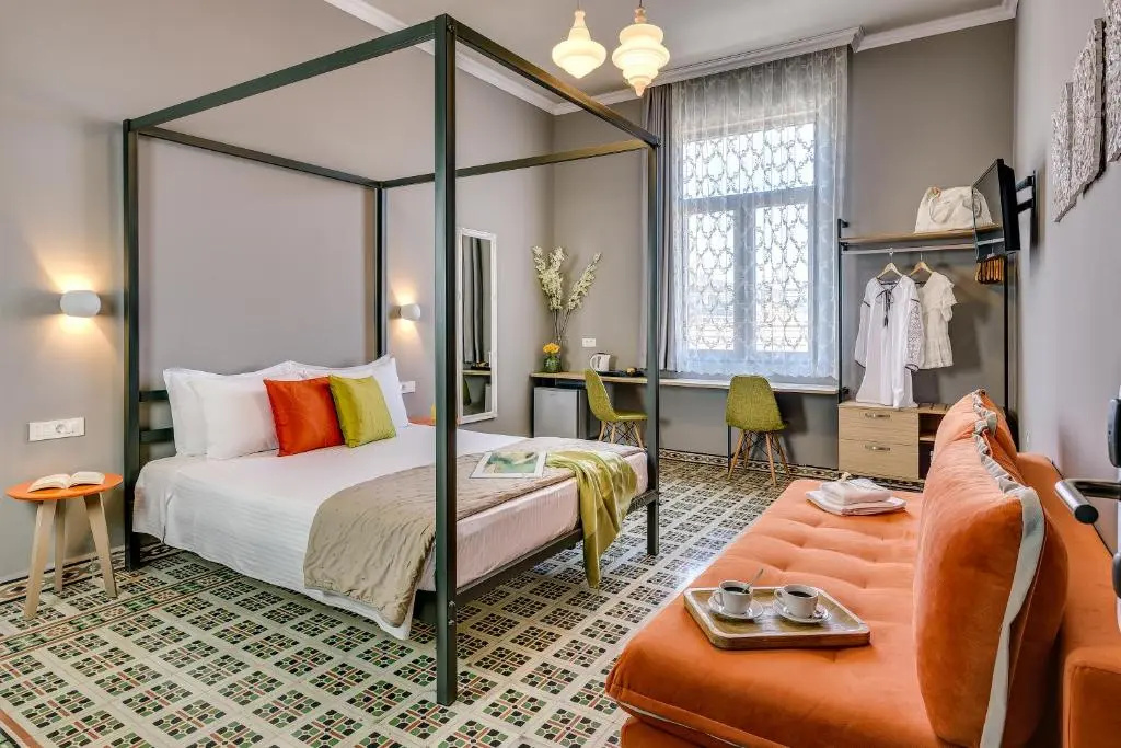 Deluxe Double Suite (full double bed)
