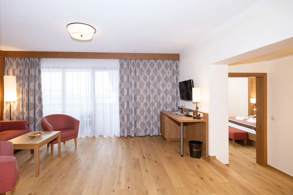 1 Bedroom Deluxe Suite with balcony and with mountain view
