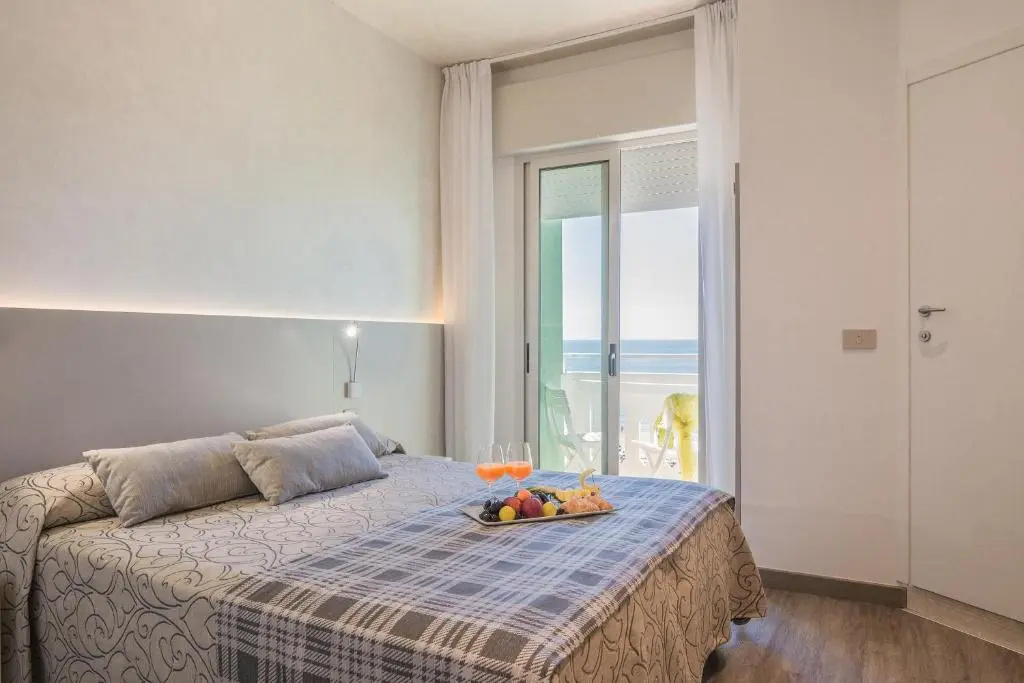 Double room with balcony and seafront (full double bed)