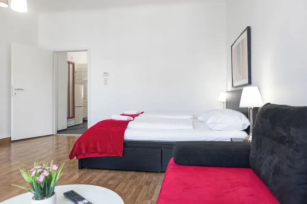 Lovely 2BR Apt Near Downtown