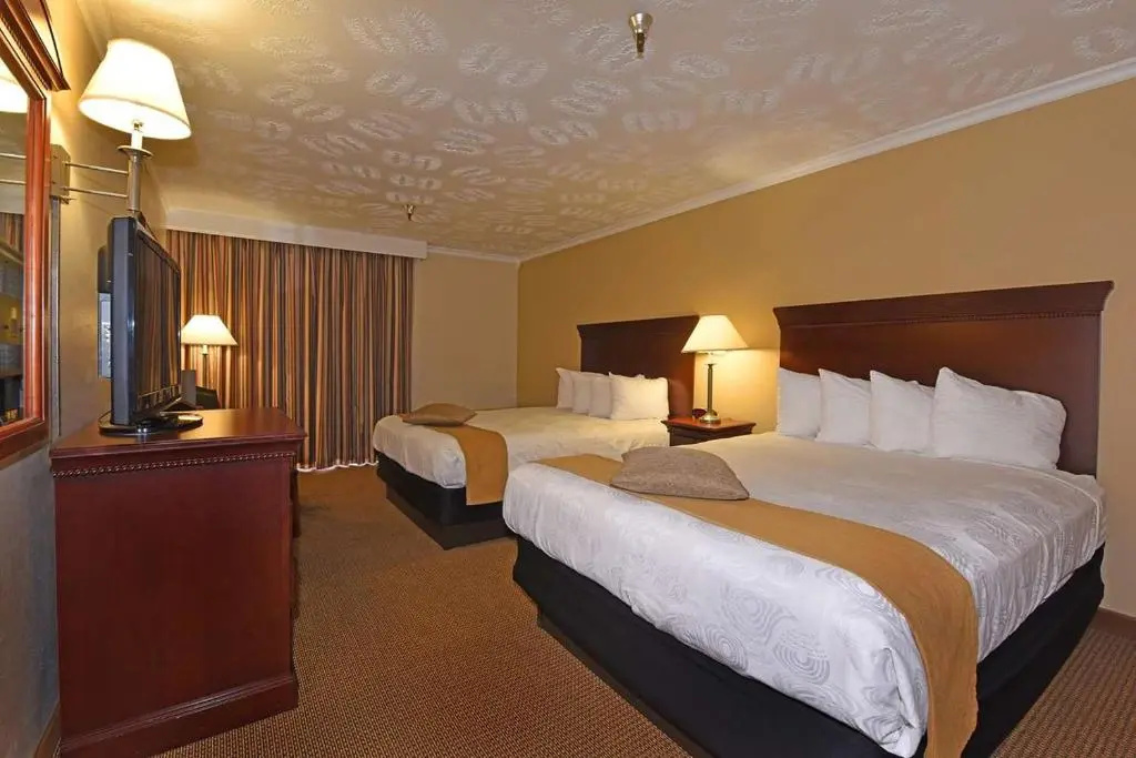 Quadruple Suite with pool view