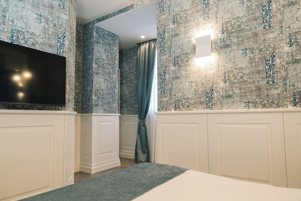 Classic Double room with balcony (full double bed)