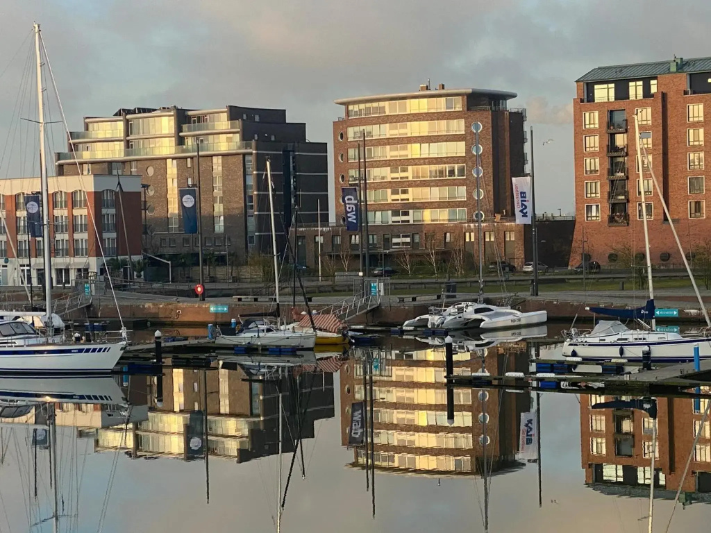 Port Marina "Schlagseite"