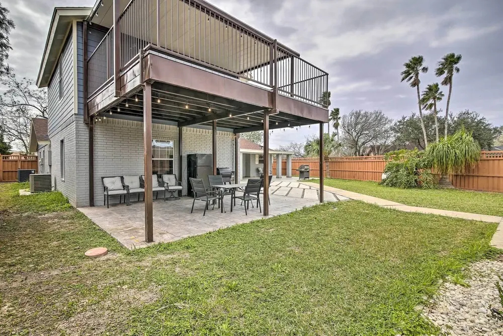 Patio & Balcony: Gulf Coast Retreat in Brownsville