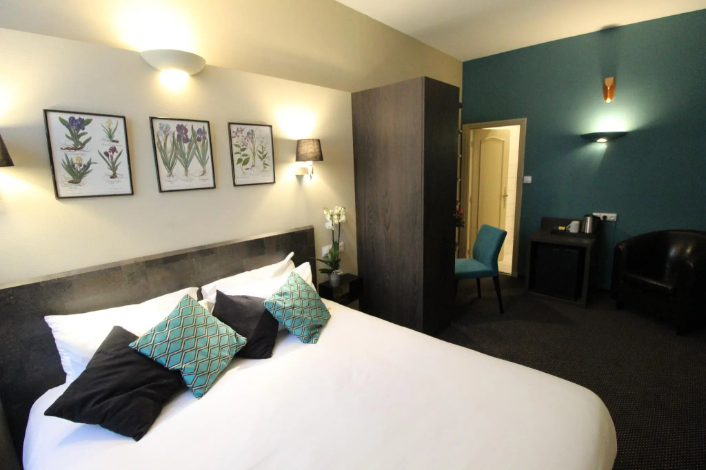 Deluxe Double room (full double bed)