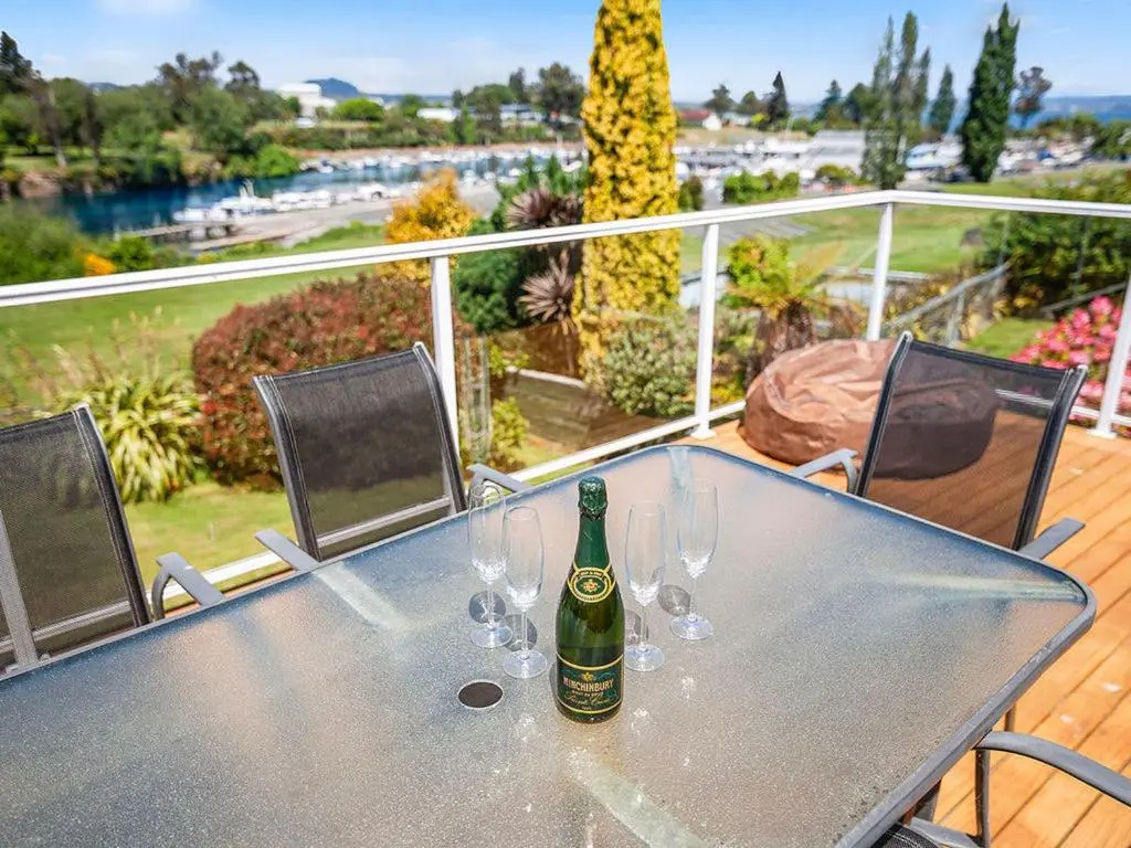 Central Riverside Retreat - Taupo Holiday Home
