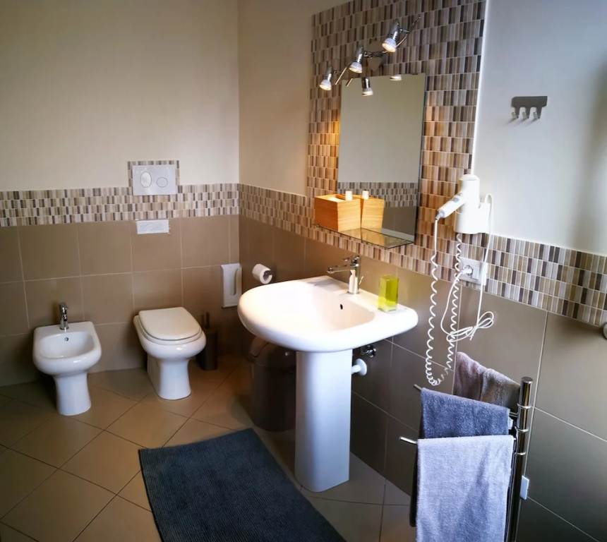 Standard Triple room with city view